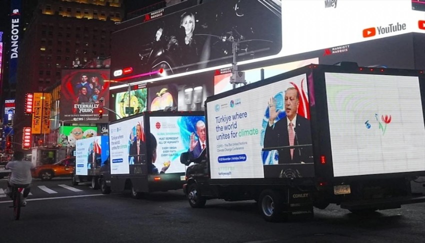Erdoğan'ın mesajları Times Meydanı'nda