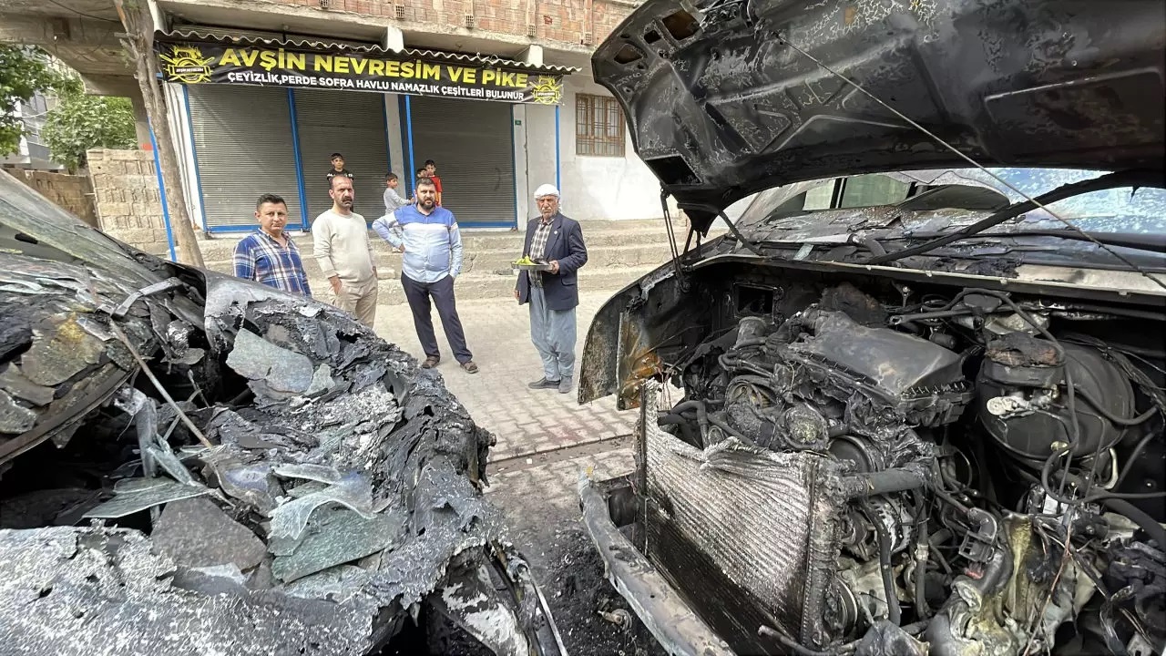 Park halindeki araçları kundakladılar