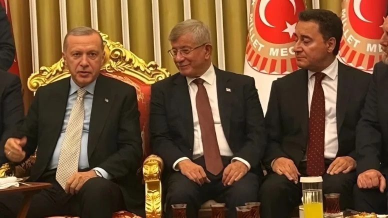 Davutoğlu ndan dikkat çeken Erdoğan yanıtı:  Surat asmanın anlamı yok 