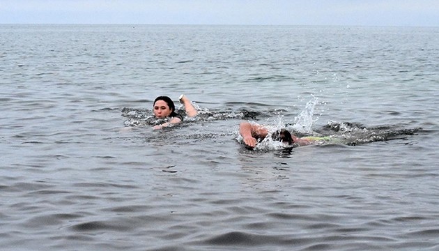 Dondurucu soğukta Van Gölü'nde yüzdüler