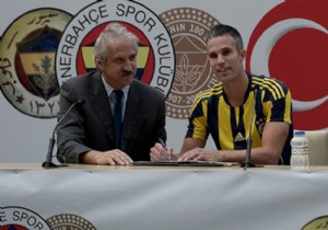 Robin Van Persie imzayı attı!