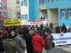 VAN DA BAŞÖRTÜSÜNE ÖZGÜRLÜK EYLEMİ