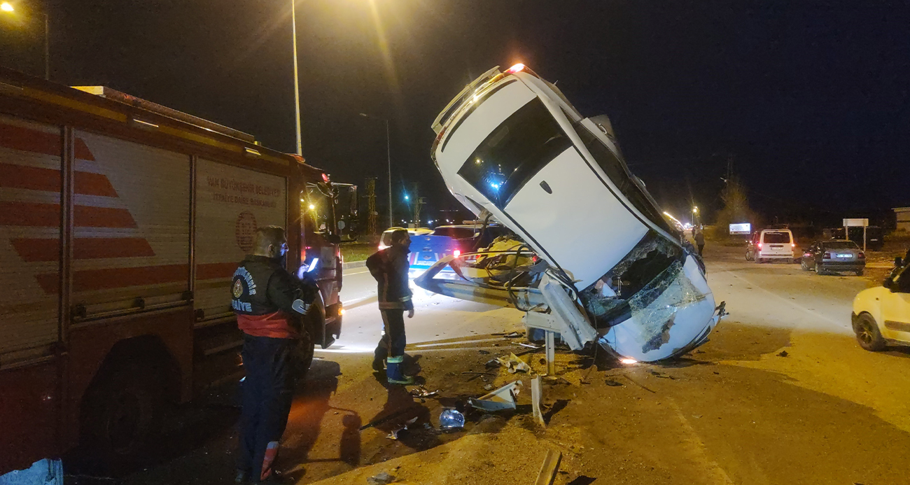 Bariyere çarpan araç dik şekilde asılı kaldı!