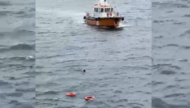 Vapurdan denize düşen kadın zor kurtuldu