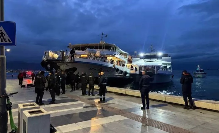 İzmir de korku dolu anlar: Kaptan rahatsızlandı, vapur karaya çarptı!