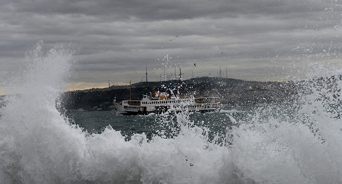 İstanbul da vapur seferlerine lodos engeli