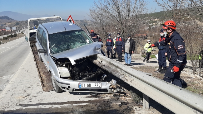 Feci kaza! Bariyer ok gibi böldü