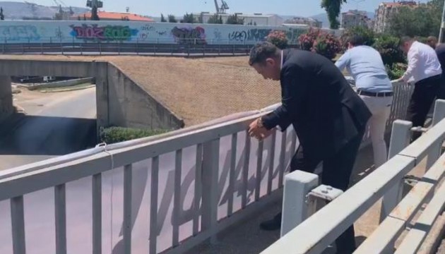 CHP'li vekil köprüye pankart astı