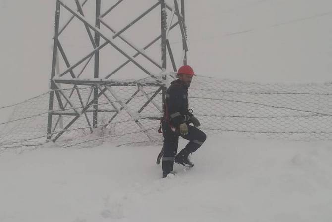 Elektrik ekibinin karda  mücadelesi