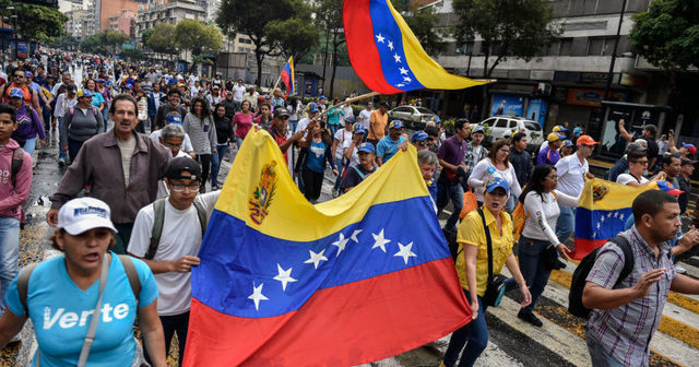 Venezuela daki olaylar petrolü vurdu