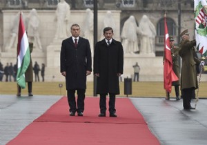 Davutoğlu Macaristan da resmi törenle karşılandı!