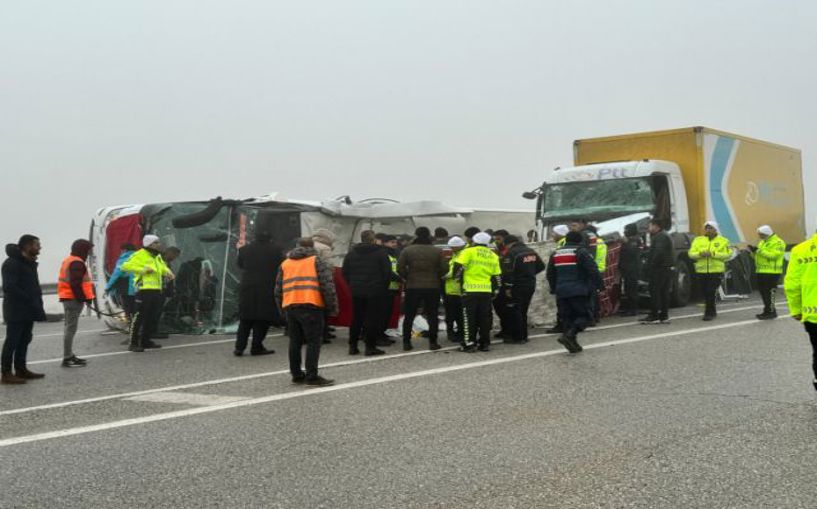 Yolcu otobüsü devrildi! 22 yaralı