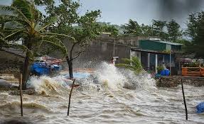 Vietnam tayfuna teslime oldu:1 ölü