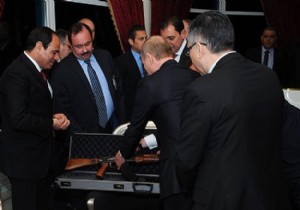 Vladimir Putin den Sisi ye dikkat çeken hediye!