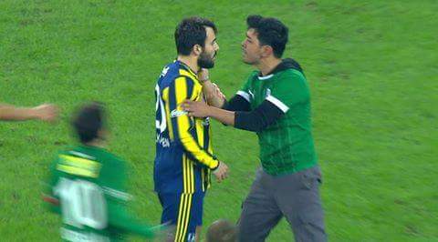 Bursaspor taraftarı Volkan Şen in üzerine yürüdü
