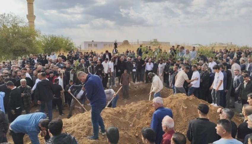Kazada ölen 6 kişi yan yana toprağa verildi