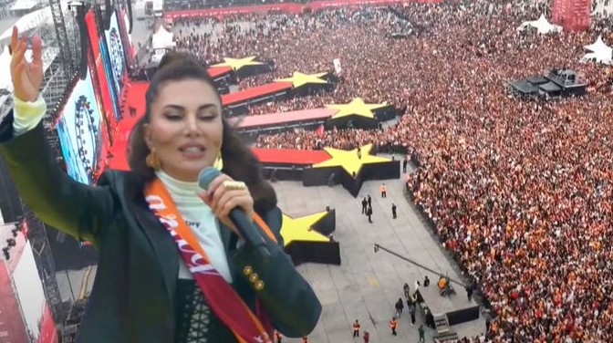 Ebru Yaşar dan Galatasaray’ın şampiyonluk kutlamalarında şahane açılış!
