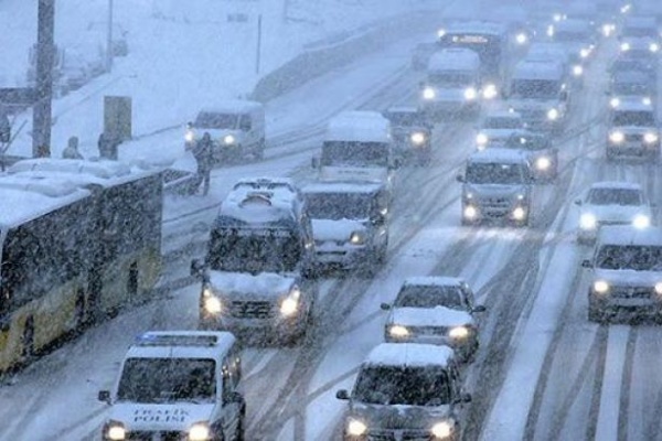 Kar bastırdı: Trafik kilitlendi