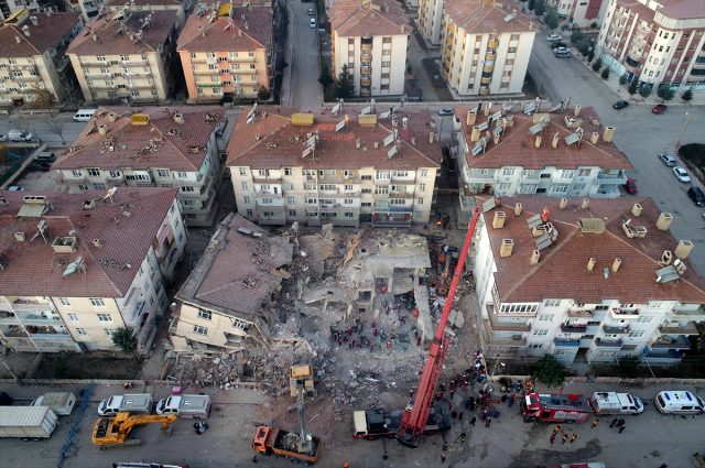 Depremde ölü sayısı artıyor