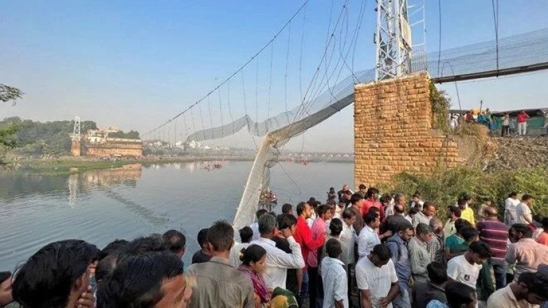 Asma köprü çöktü: 132 ölü