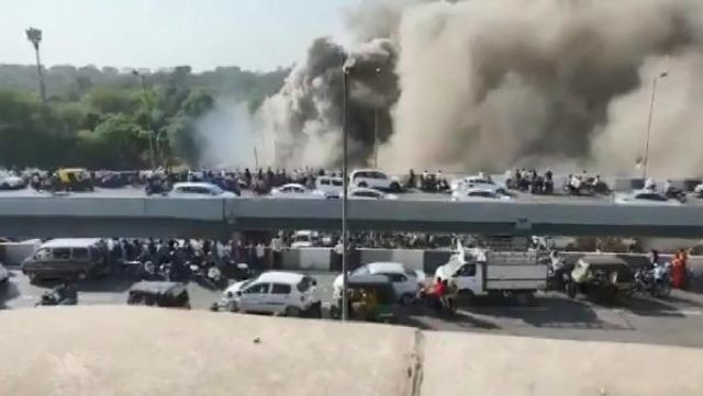 Yangın sonrası camdan atladılar
