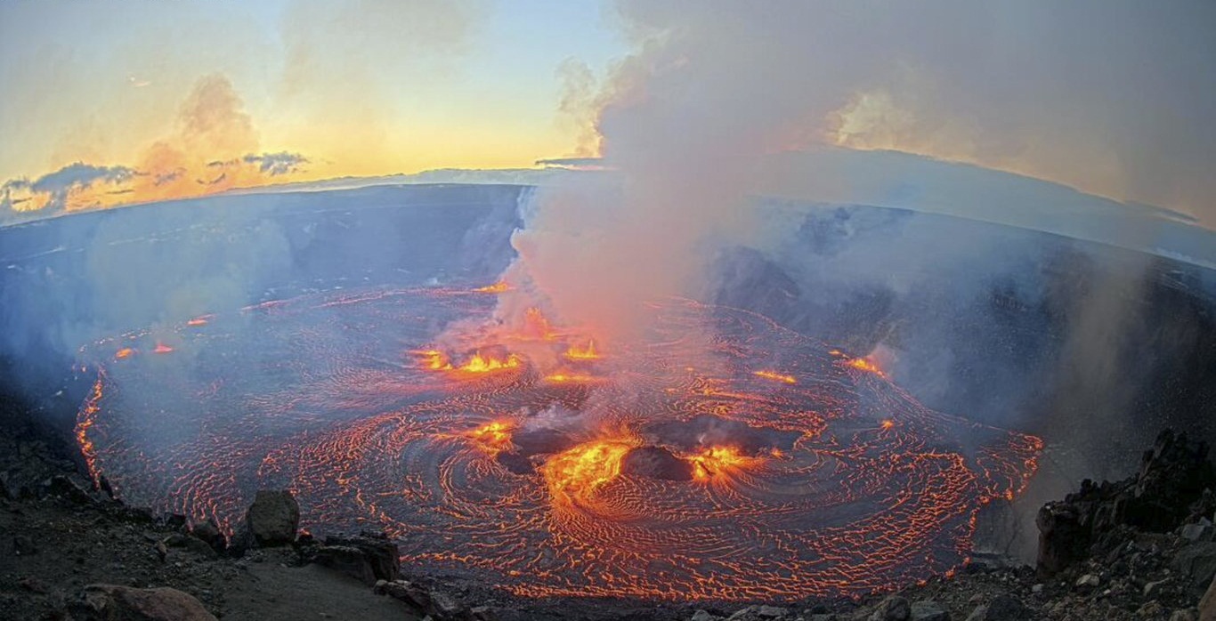 Kilauea Yanardağı yeniden faaliyete geçti!