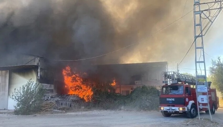 Antalya'da depo yangını