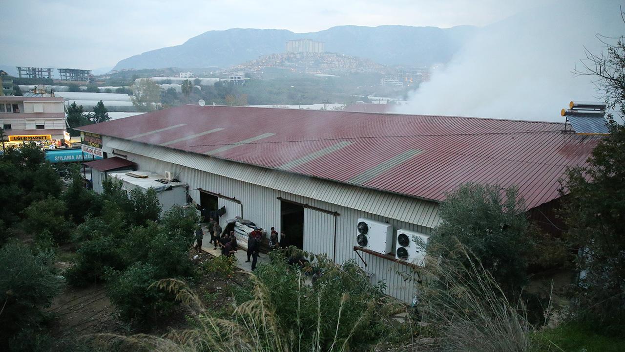 Antalya da mobilya ve beyaz eşya deposunda yangın