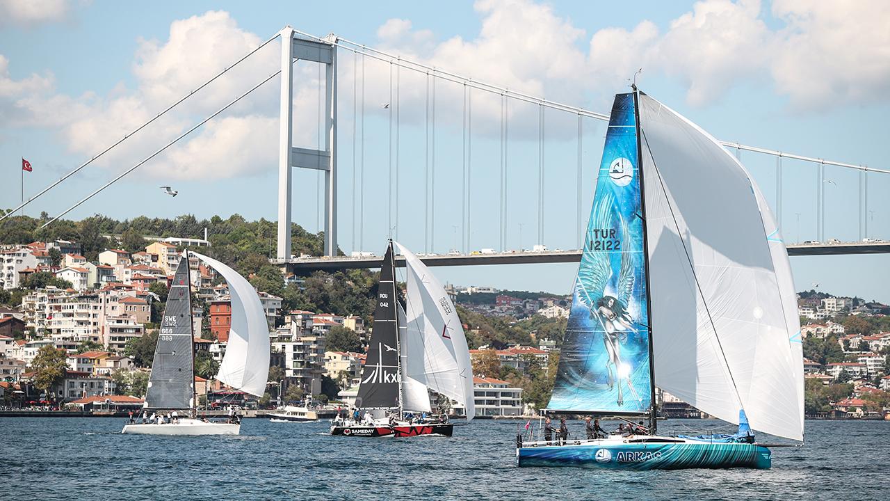 İstanbul Boğazı’nda gemi trafiğine yat yarışı düzenlemesi