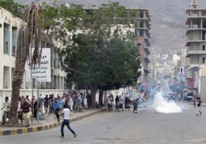 Yemen de Husiler göstericilerin üzerine ateş açtı!