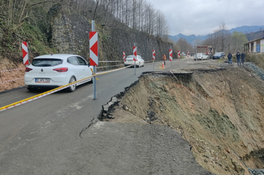 Trabzon karayolunda heyelan!