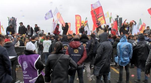 İstanbul da nevruz kutlamasında yasa dışı slogan atan 224 kişi yakalandı
