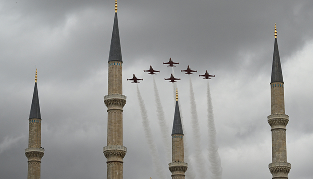 Türk Yıldızları Edirne de şov yaptı