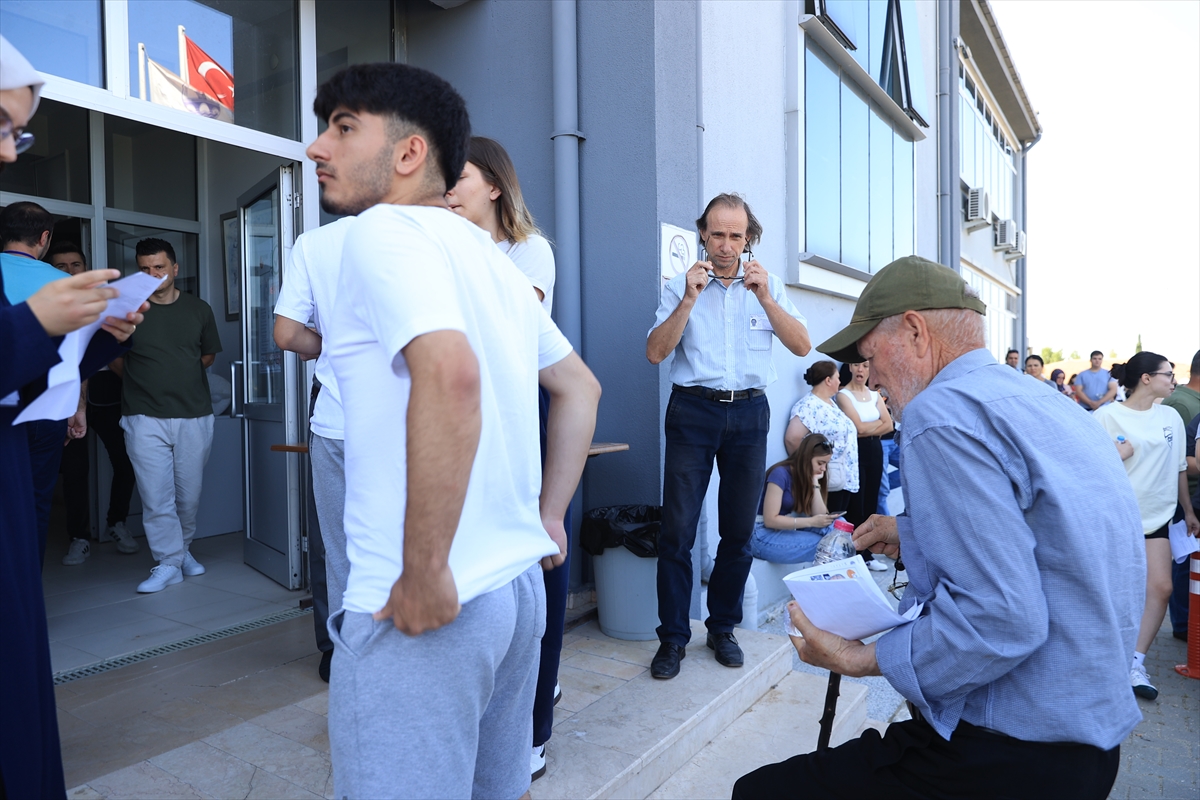 YKS nin en yaşlı adayı sınava girdi