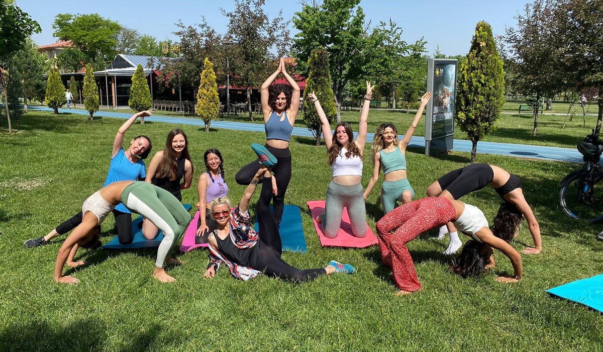 Parkta yoga yapan kadınları CİMER e şikayet ettiler!