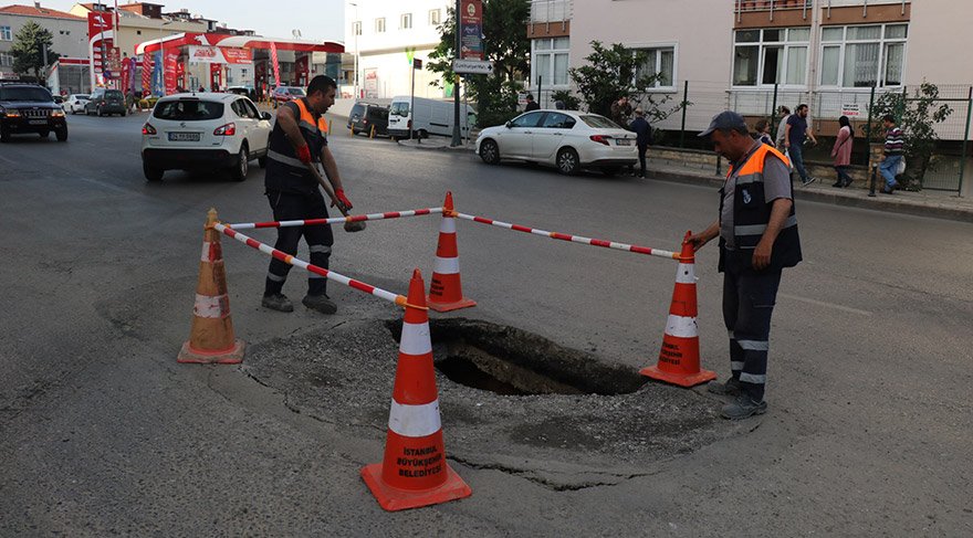Üsküdar’da yol çöktü!