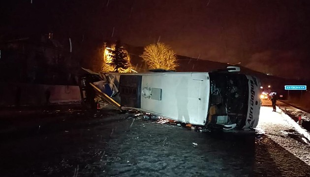 Otobüs devrildi, ölü ve yaralılar var!