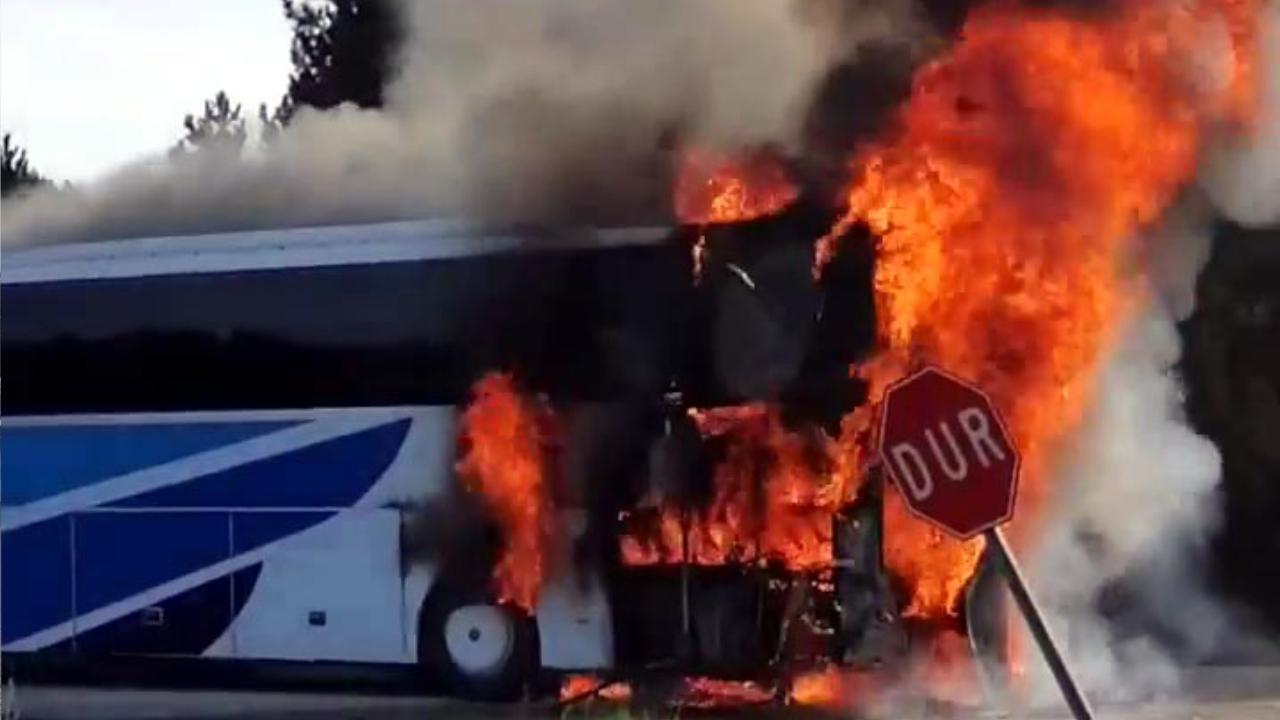 Bolu da yolcu otobüsü alev alev yandı