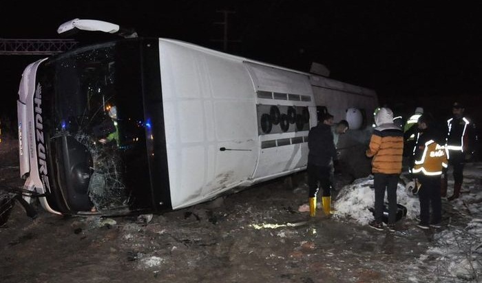 Yozgat ta yolcu otobüsü devrildi! Ölü ve yaralılar var...
