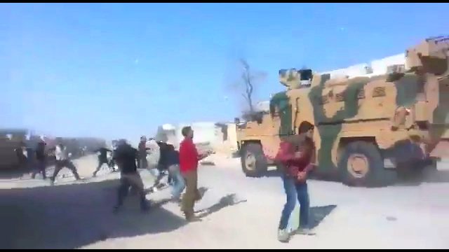 YPG sempatizanları askere saldırdı