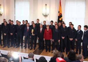 Alman milli futbolculara  devlet nişanı  verildi!