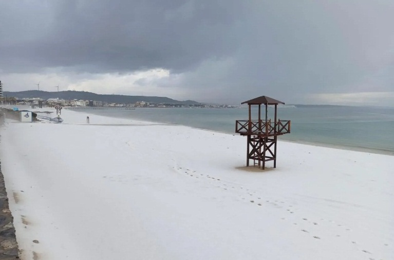 Sahil beyaza büründü! İzmir de şaşkınlık yaratan görüntüler...