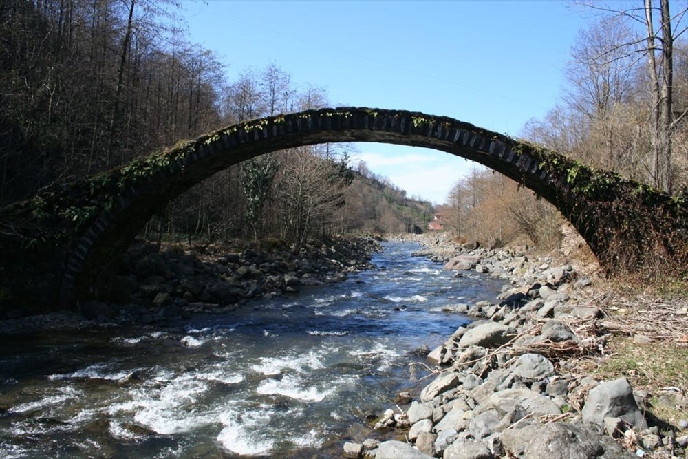 Rize de tarihi köprü yıkıldı!