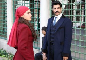 Çalıkuşu nda AŞK Var !! Burak Özçivit ve Fahriye Evcen El Ele Görüntülendi !