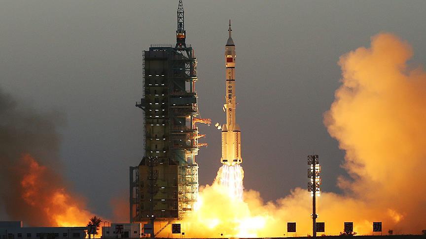 Çin, 2 astronotlu uzay aracını fırlattı!