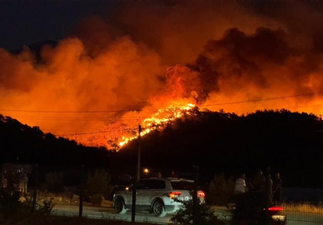 Fethiye'de alevlerle mücadele: Yangın yerleşim yerlerine yaklaştı