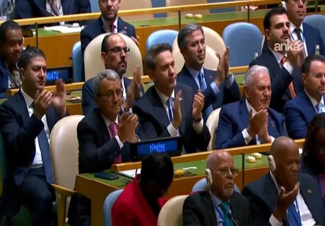 Cumhurbaşkanı Erdoğan BM kürsüsünde Sezai Karakoç'un şiirini okudu: Binali Yıldırım gözyaşlarını tutamadı
